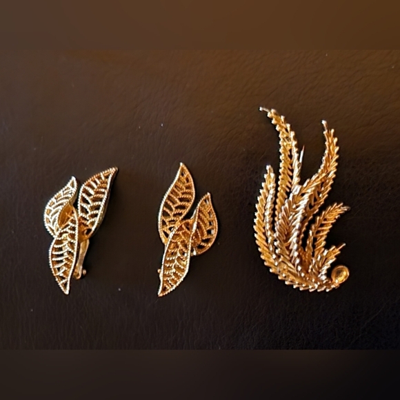 1960'S, CATHE, GOLD TONE CLIP ON EARRINGS! GOLD TONE VINTAGE BROOCH. - Picture 3 of 8